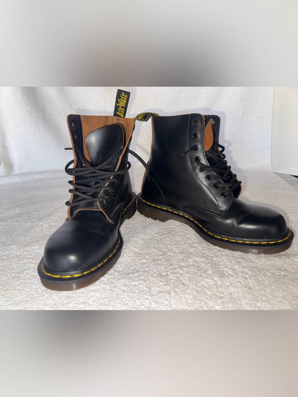 Dr Martens 1460 VINTAGE MADE IN ENGLAND Leather Lace Up Boots with pin. Unisex